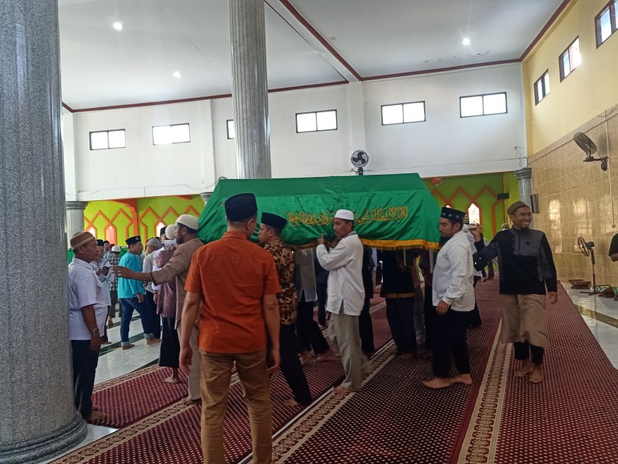 Bupati Sumbawa Hadiri  Pemakaman DGH Salim Husain,  Minta Masyarakat Doakan dan Maafkan  Kekhilafan