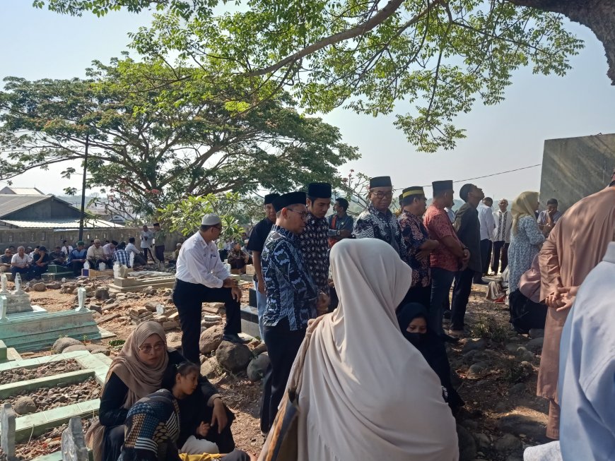 Bupati Sumbawa Hadiri  Pemakaman DGH Salim Husain,  Minta Masyarakat Doakan dan Maafkan  Kekhilafan