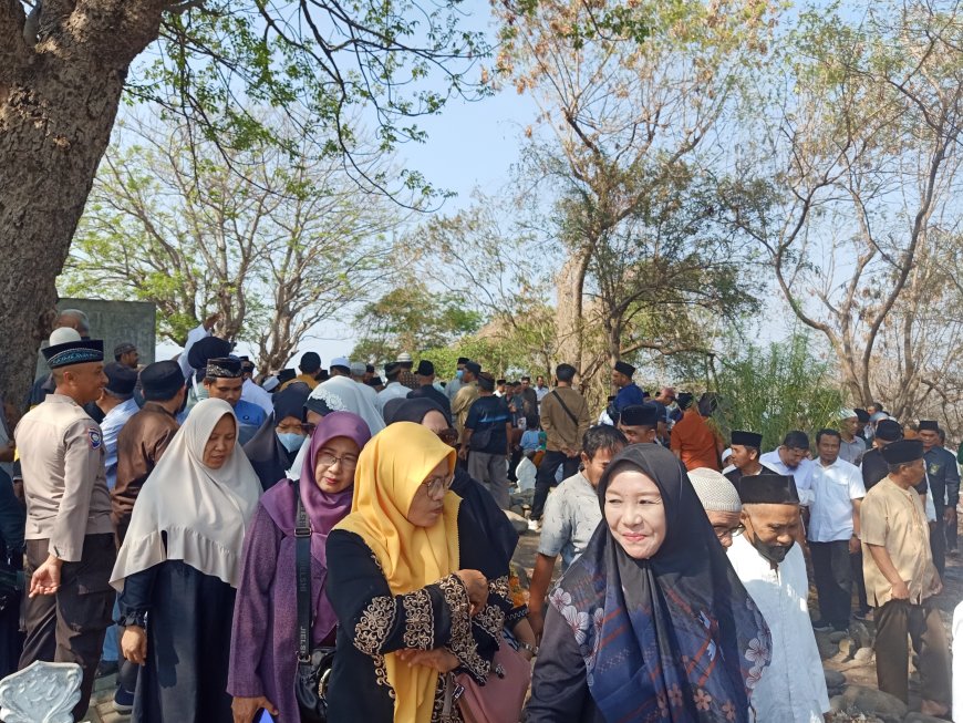 Bupati Sumbawa Hadiri  Pemakaman DGH Salim Husain,  Minta Masyarakat Doakan dan Maafkan  Kekhilafan