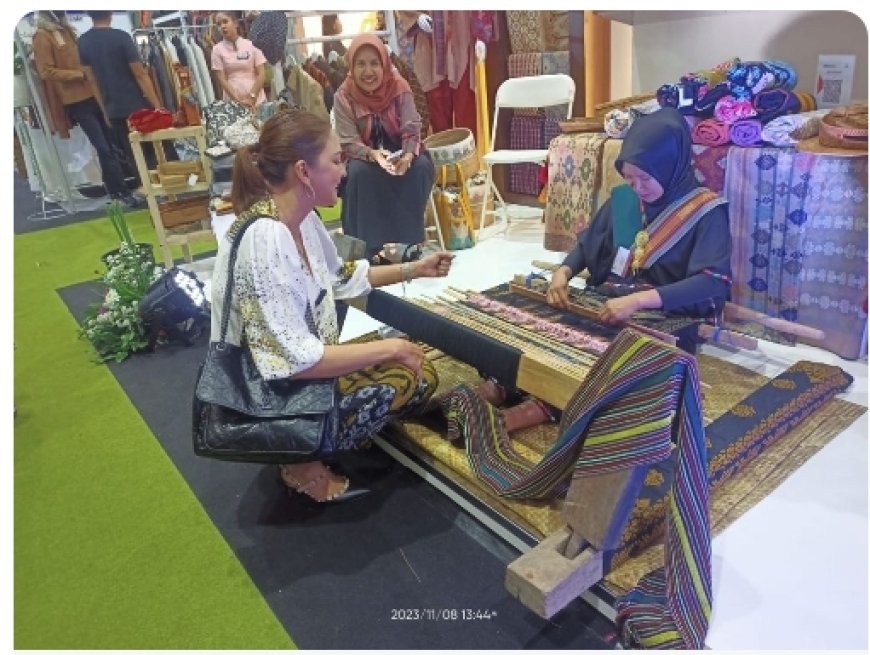 Stand NTB dikunjungi Artis Donna Agnesia, Terpukau Lihat Alat Tenun Tradisional NTB