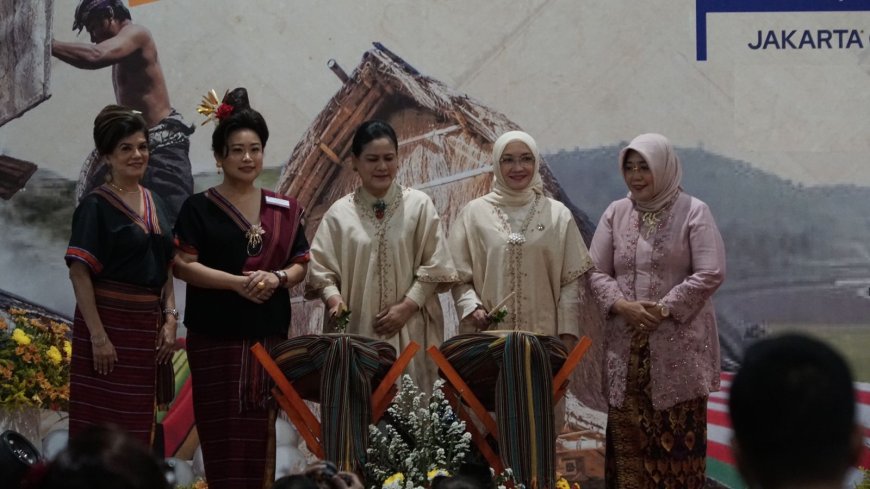 Kenakan Tenun Sukerare Khas NTB, Ibu Negara Buka Bazar Amal ke 54 WIC