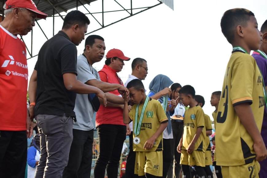 Ketua KONI Sumbawa Berikan  Bonus Rp.10 Juta,   Para Juara U-11 Riang Gembira