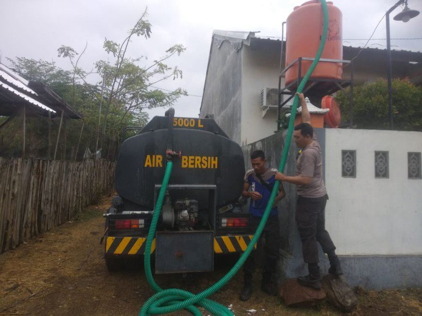 Polsek Sumbawa Bantu Warga Kesulitan Air Bersih Implementasi One Day One Bansos