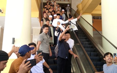 Shalat Zuhur di Masjid Hubbul Wathon, Ribuan Jamaah Berebut Bersalaman dengan Anies