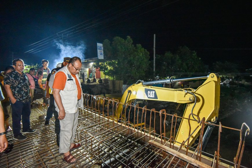 Tinjau Jembatan Alternatif di Sondosia yang Putus, Pj. Gubernur NTB Perintahkan Segera Diperbaiki