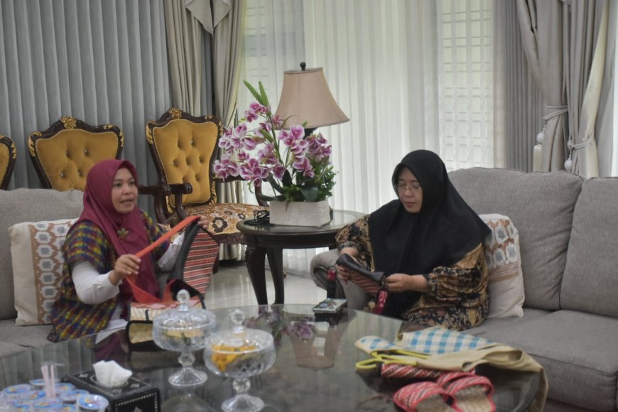Kembangkan Anyaman Pandan, Pj Ketua PKK NTB Dukung Produk UMKM Mamben