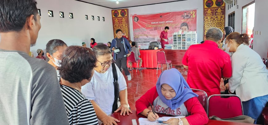 Hikmah  Pelarangan Dilabuhan Badas, Ribuan Warga Sumbawa Justru Berbondong bondong Berobat Gratis di RS Apung Laksamana Malahayati yang dipusatkan di Kantor DPC PDIP Sumbawa