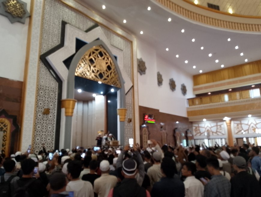 Shalat Zuhur di Masjid Hubbul Wathon, Ribuan Jamaah Berebut Bersalaman dengan Anies