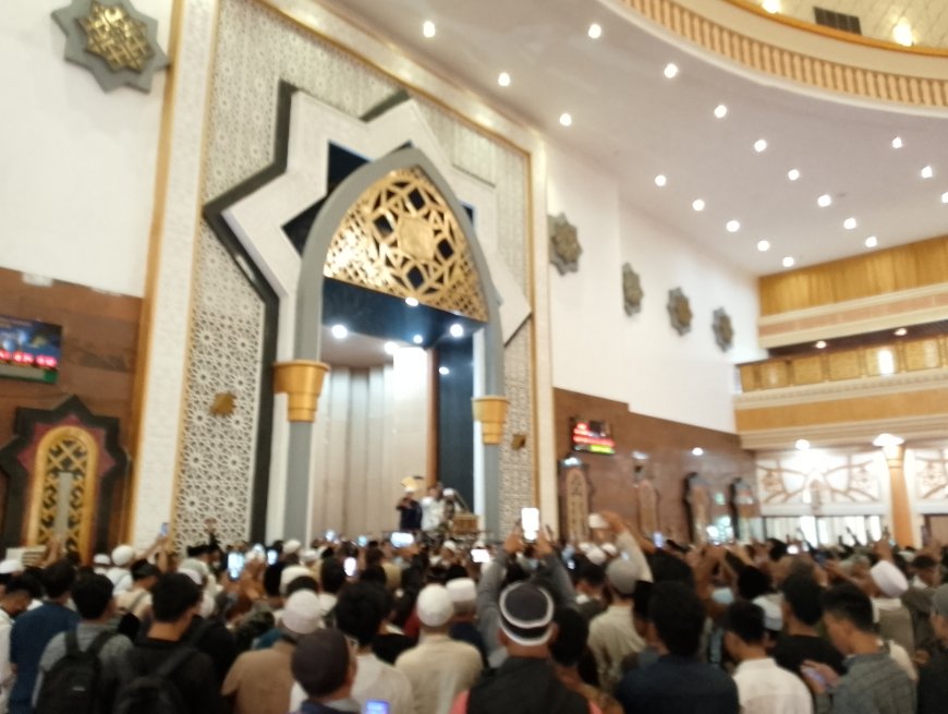 Shalat Zuhur di Masjid Hubbul Wathon, Ribuan Jamaah Berebut Bersalaman dengan Anies