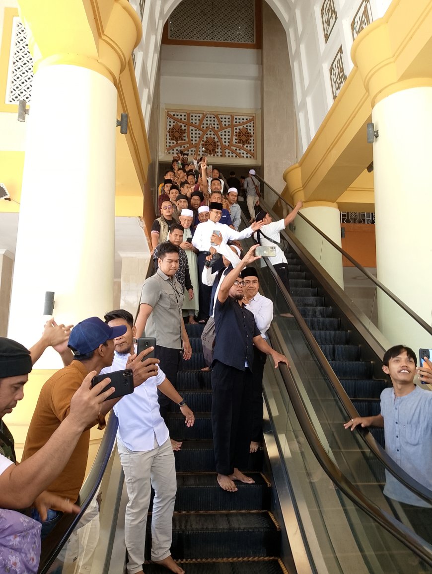 Shalat Zuhur di Masjid Hubbul Wathon, Ribuan Jamaah Berebut Bersalaman dengan Anies