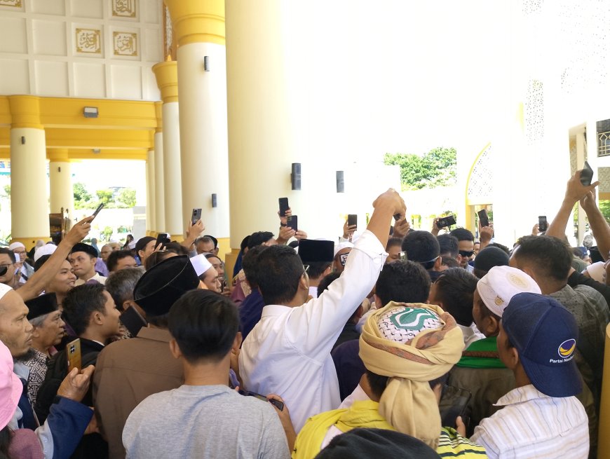 Shalat Zuhur di Masjid Hubbul Wathon, Ribuan Jamaah Berebut Bersalaman dengan Anies