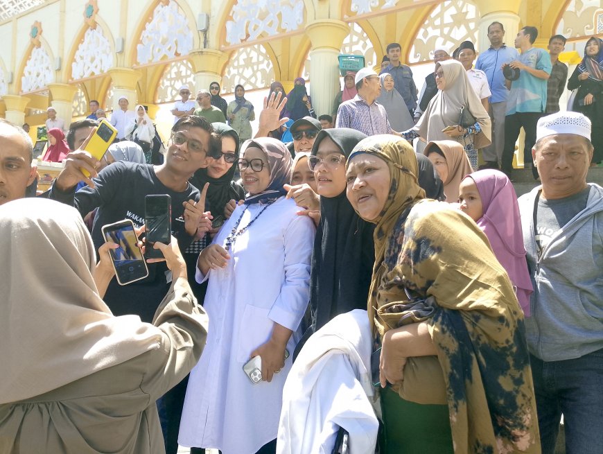 Shalat Zuhur di Masjid Hubbul Wathon, Ribuan Jamaah Berebut Bersalaman dengan Anies