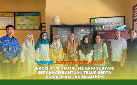 Sekdis Kominfotik, Hj. Erni Suryani, Serahkan Bantuan Telur Serta Sosialisasi Jaringan KIM