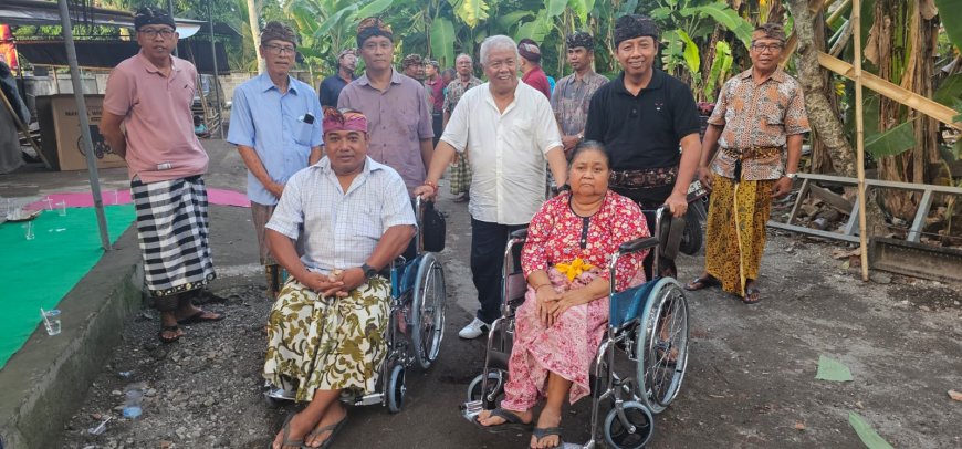 Sambut Tahun 2024 dengan Ceria,  Anggota DPR RI  Rachmat Hidayat bagi 30 RST di  Lombok Timur dan Sumbang Kursi Roda dan bantu 13 Banjar di Mataram