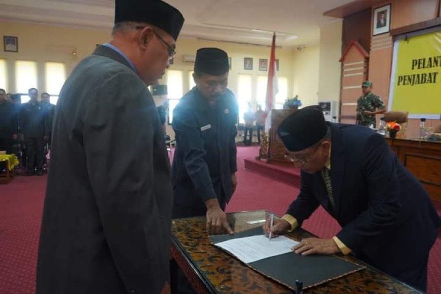 Lantik Ir Dirmawan Sebagai Penjabat Sekda, Bupati Sumbawa Harapkan Pelayanan Publik Lancar