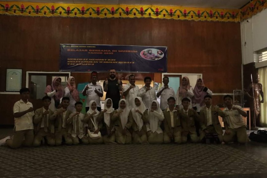 SMAN 2 Sumbawa Besar Menerima Kunjungan Balasan Mr Darcy Murphy dari Australia