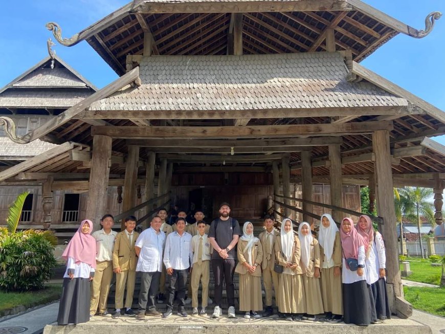 SMAN 2 Sumbawa Besar Menerima Kunjungan Balasan Mr Darcy Murphy dari Australia