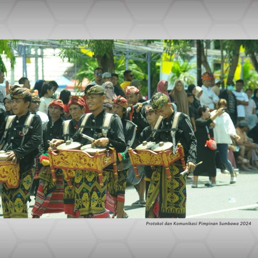 Meriah ! Karnaval Budaya HUT Sumbawa Diikuti 10.000 Peserta