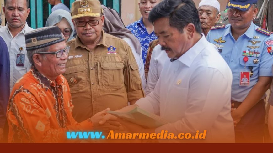 Pj Gubernur NTB Dampingi Menteri ATR Bagikan Sertifikat Tanah Gratis