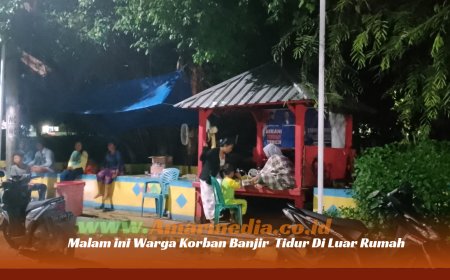 Rumah  Terendam Lumpur, Malam ini Warga Korban Banjir Tidur Di Luar Rumah