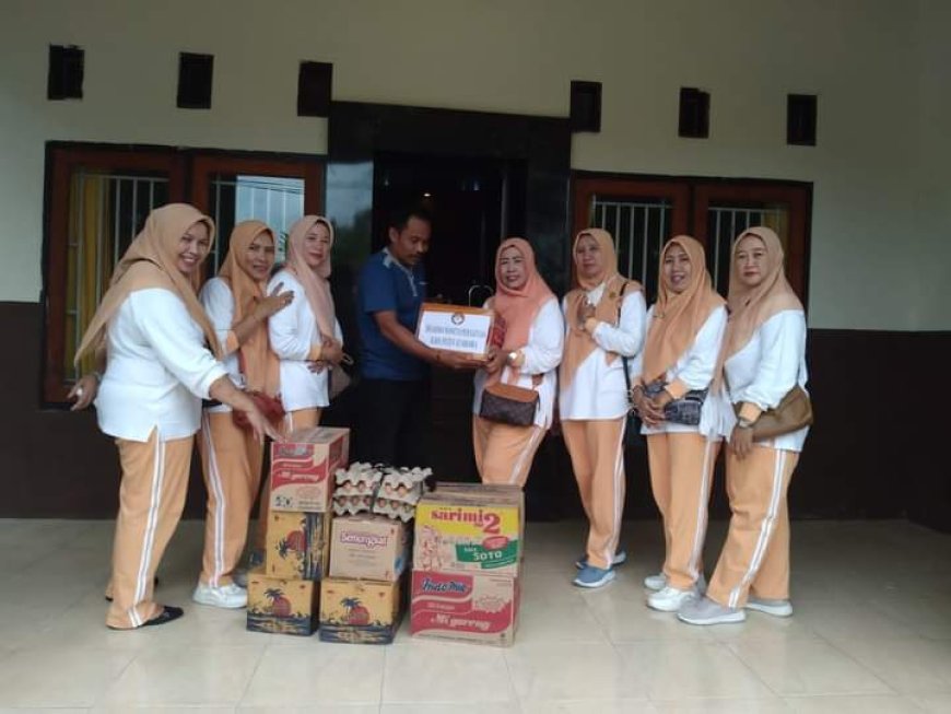 Dharma Wanita Persatuan Kabupaten Sumbawa Berikan Bantuan Kepada Korban Banjir