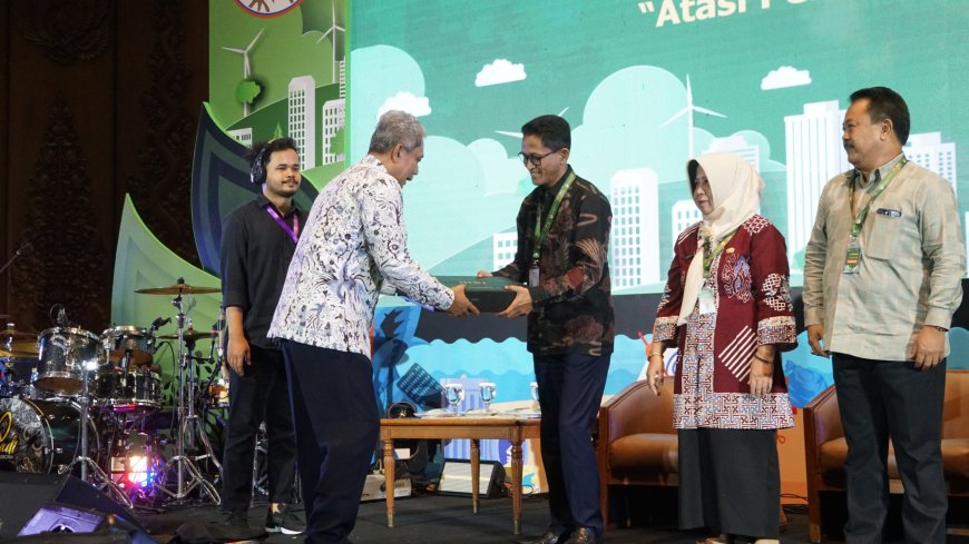Julmansyah Kadis LHK NTB Wakili Pemprov NTB Terima Penghargaan Pengelolaan Lingkungan Kemen LHK RI