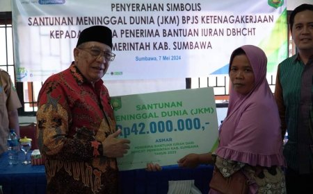 Bupati Sumbawa Serahkan Santunan Kematian Peserta DBHCHT BPJS Ketenagakerjaan