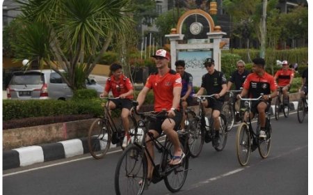 Pembalap MXGP Ikuti Parade Unik dengan Sepeda Ontel dan Cidomo, Memeriahkan MXGP Lombok 2024