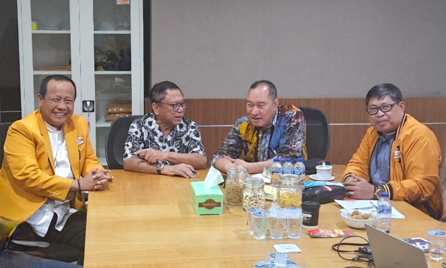 Ketua Umum Hanura Menyerahkan Rekomendasi kepada HMS