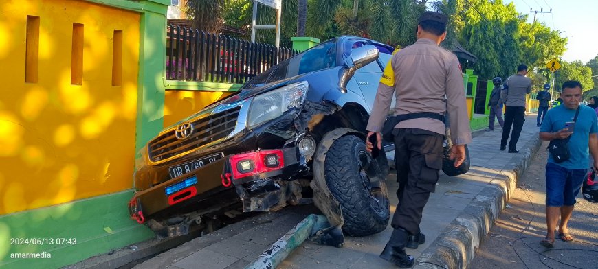 Mengindari Seorang "Misterius" Mobil Hilux Tabrak Tiang PJU