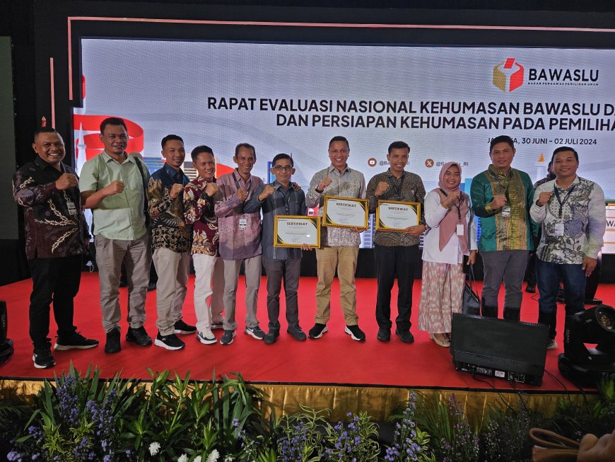 Bawaslu Sumbawa Meraih Penghargaan Kehumasan Terbaik Tingkat Kabupaten/Kota Se - Indonesia