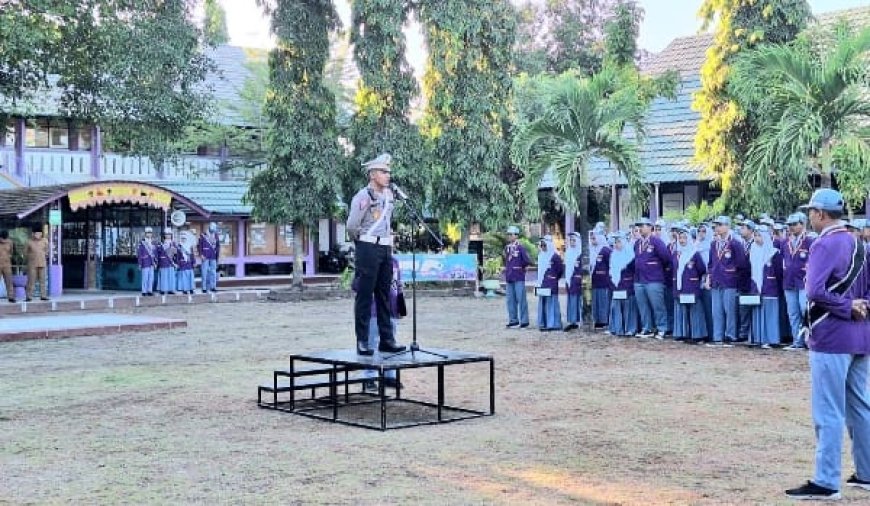 Kasat Lantas Polres Sumbawa Sosialisasi Tertib Berlalu Lintas Kepada Pelajar SMAN 1 Sumbawa Besar