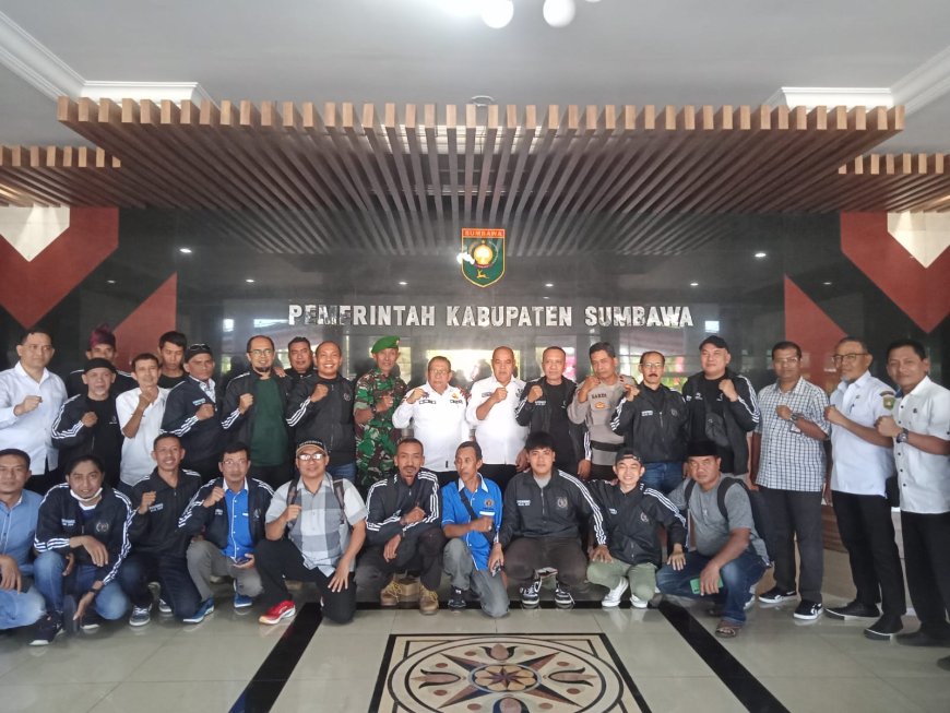 Bupati Sumbawa Lepas Kontingen Porwanas PWI Sumbawa ke Banjarmasin