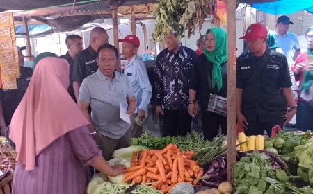 Sapa Warga Sumbawa di Pasar Seketeng. Para Pedagang Doakan Firin Jadi Wakil Gubernur