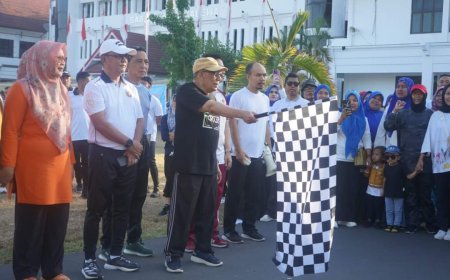 Bupati Sumbawa Membuka Jalan Sehat Peringati HUT RI ke- 79 dan Himpaudi ke 19