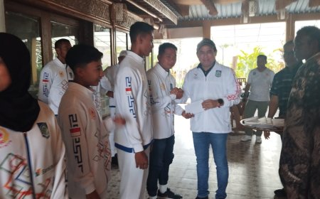 Ketua KONI Sumbawa Berikan Motivasi dan Tambahan Uang Saku Kepada Atlet PON Aceh-Sumut