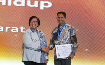 Kadis LHK NTB Menerima Penghargaan ADI NITI dari Menteri LHK RI