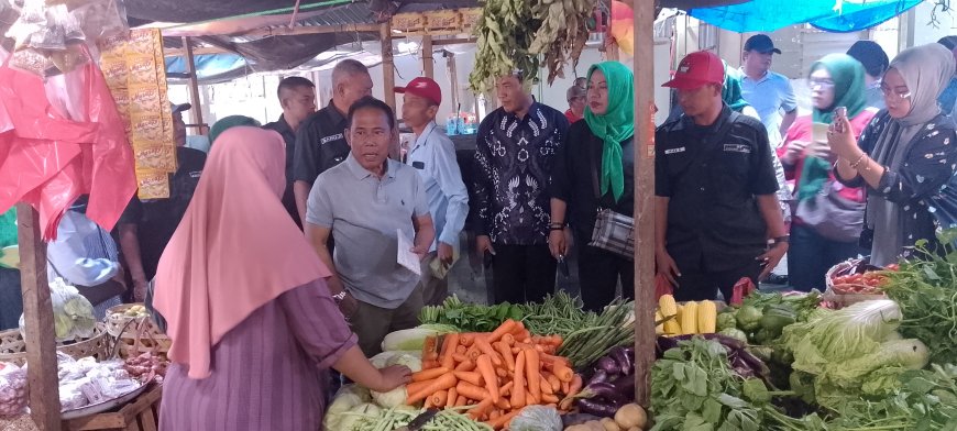 Sapa Warga Sumbawa di Pasar Seketeng. Para Pedagang Doakan Firin Jadi Wakil Gubernur