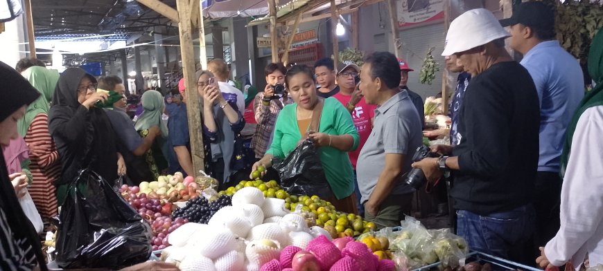 Sapa Warga Sumbawa di Pasar Seketeng. Para Pedagang Doakan Firin Jadi Wakil Gubernur