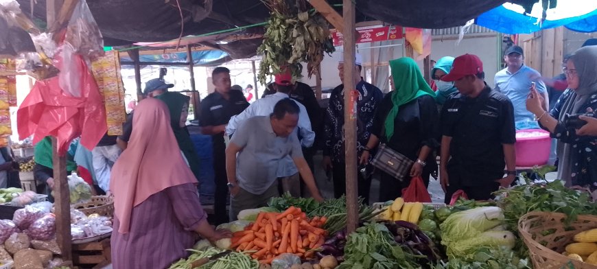 Sapa Warga Sumbawa di Pasar Seketeng. Para Pedagang Doakan Firin Jadi Wakil Gubernur