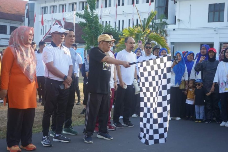 Bupati Sumbawa Membuka Jalan Sehat Peringati HUT RI ke- 79 dan Himpaudi ke 19