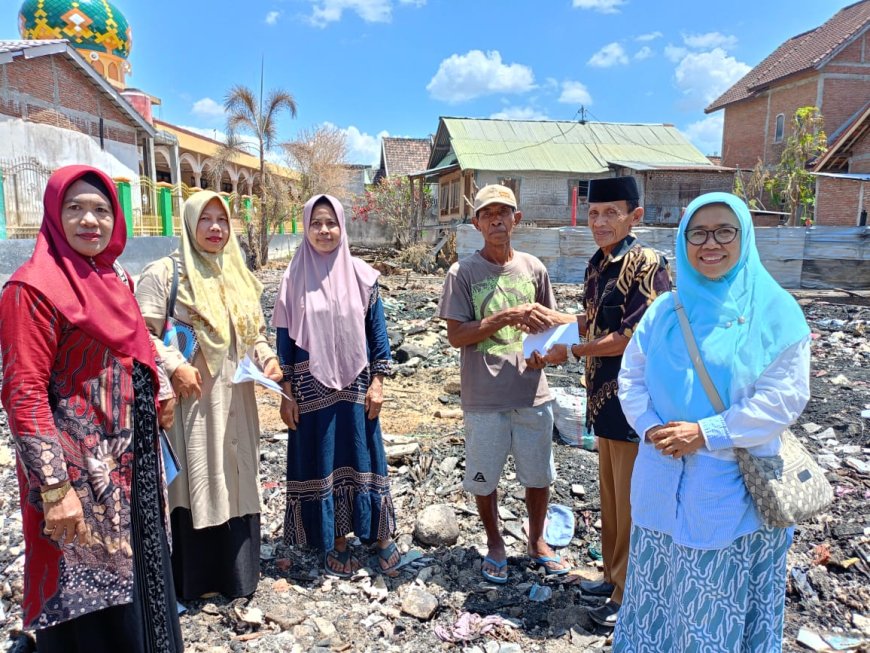 BAZNAS Kabupaten Sumbawa Salurkan Bantuan kepada 2 Kepala Keluarga Korban Kebakaran di Desa Moyo Mekar