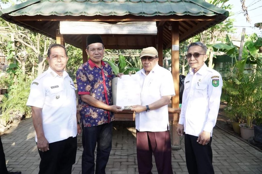Bupati Sumbawa Serahkan SK Penggunaan Lahan TPU di Desa Karang Dima