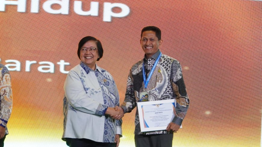 Kadis LHK NTB Menerima Penghargaan ADI NITI dari Menteri LHK RI