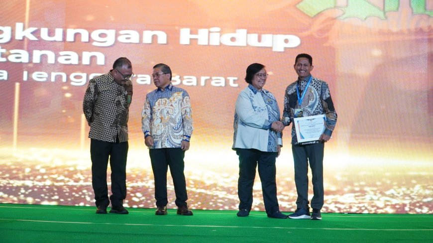 Kadis LHK NTB Menerima Penghargaan ADI NITI dari Menteri LHK RI