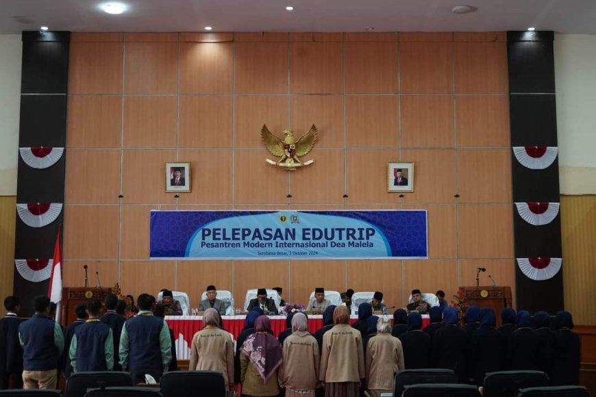 Ketua DPRD Kabupaten Sumbawa Melepas Edutrip PMI Dea Malela ke Luar Negeri