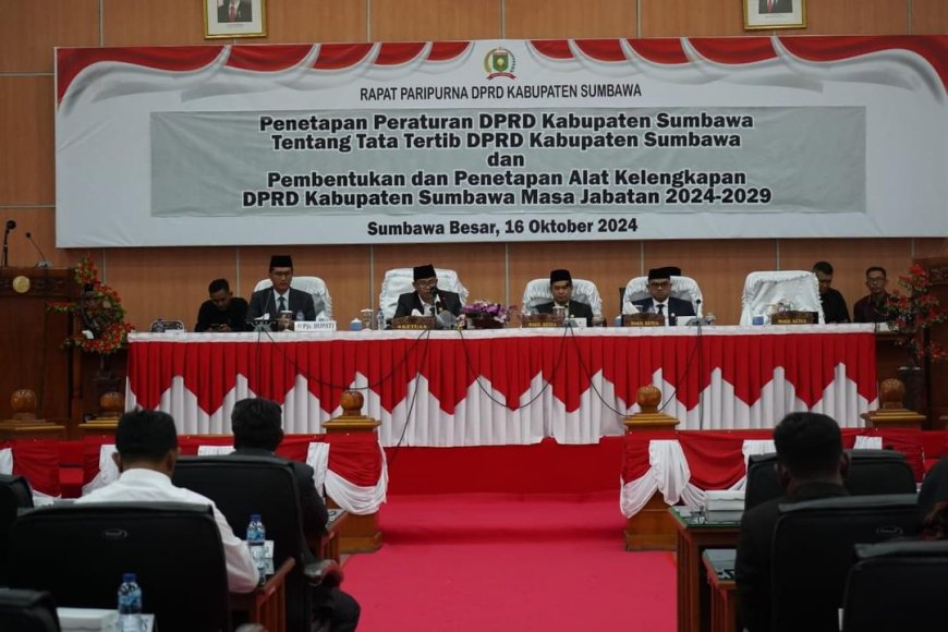 Ketua DPRD Bacakan Surat PAW DPRD Sumbawa dari Fraksi PDI Perjuangan dan Fraksi Gerindra