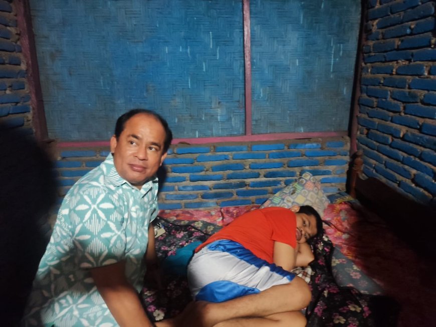Jenguk Warga Sakit Lumpuh, Rafiq-Sahril Bantu Kursi Roda