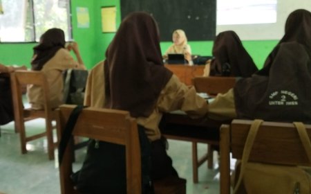 Guru Honorer-Swasta Harus Ikuti Program PPG agar Bisa Naik Gaji di 2025