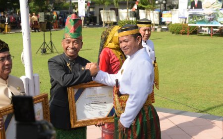 Kadis Kominfotik Terima Penghargaan Pjs Bupati Sumbawa dari Gubernur NTB